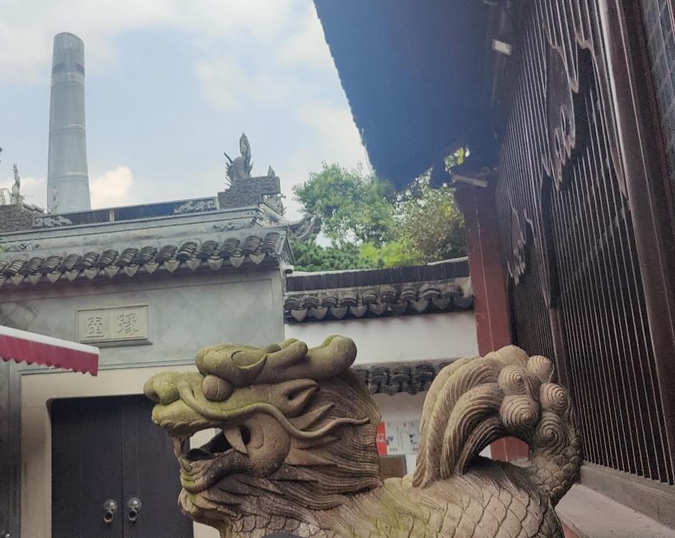 城隍庙里看到上海中心大厦
