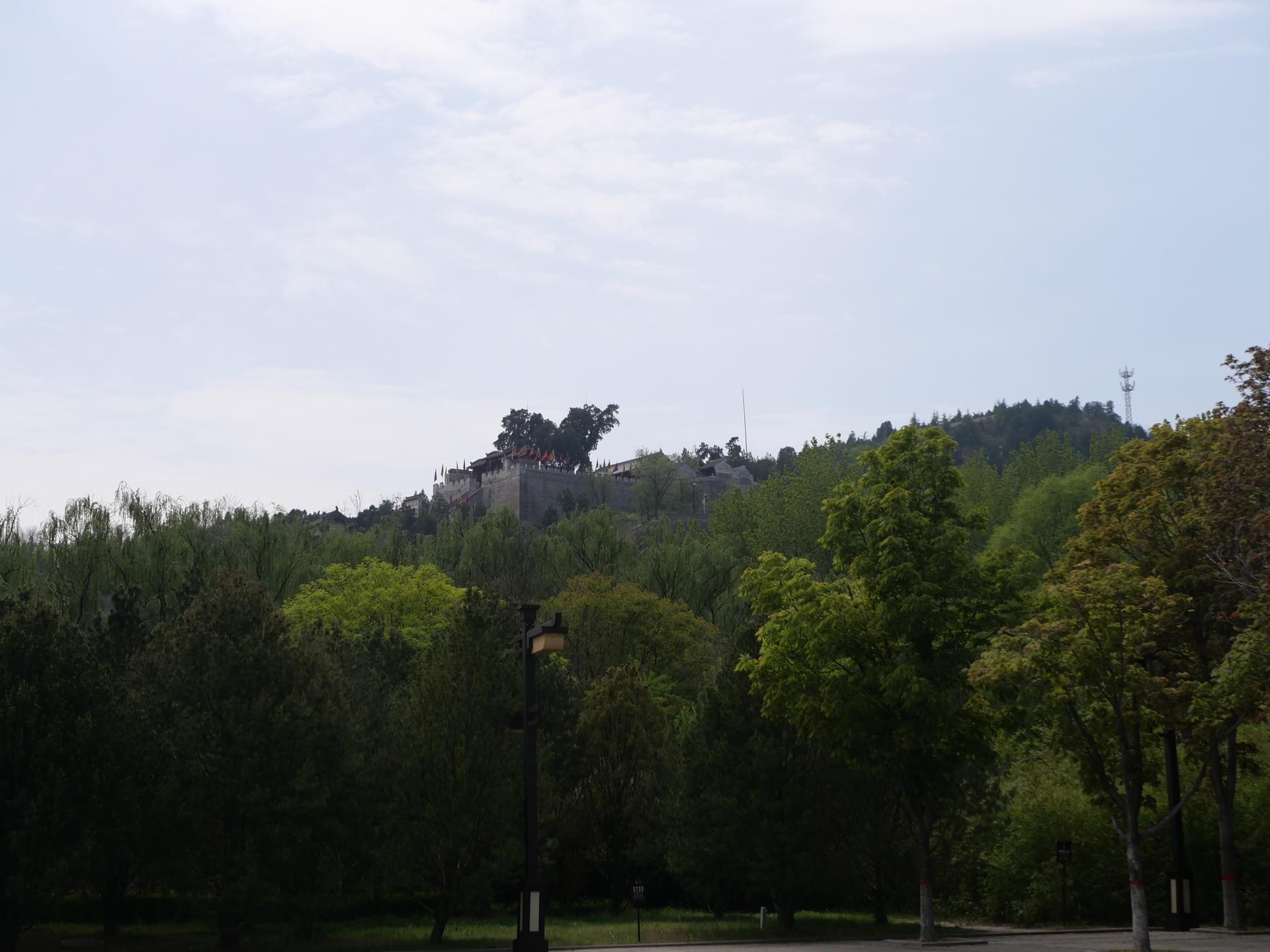 祠堂在身后的小山坡