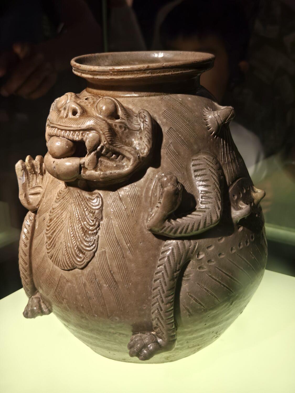西晋青釉神兽尊